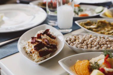 Özel Alkollü İçkili Rakılı Türk ve Yunan Geleneksel Yemek Masası. Uzo ve Türk Rakısı, Türkiye, Yunanistan, Kıbrıs ve Lübnan'da yaygın olarak tüketilen kuru anason aromalı bir aperatiftir.