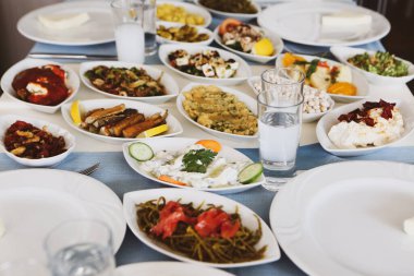 Özel Alkollü İçkili Rakılı Türk ve Yunan Geleneksel Yemek Masası. Uzo ve Türk Rakısı, Türkiye, Yunanistan, Kıbrıs ve Lübnan'da yaygın olarak tüketilen kuru anason aromalı bir aperatiftir.
