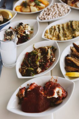 Özel Alkollü İçkili Rakılı Türk ve Yunan Geleneksel Yemek Masası. Uzo ve Türk Rakısı, Türkiye, Yunanistan, Kıbrıs ve Lübnan'da yaygın olarak tüketilen kuru anason aromalı bir aperatiftir.