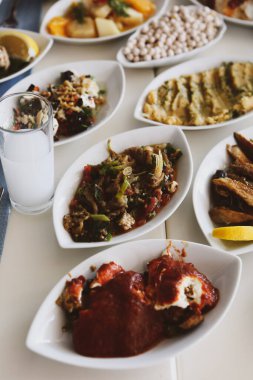 Özel Alkollü İçkili Rakılı Türk ve Yunan Geleneksel Yemek Masası. Uzo ve Türk Rakısı, Türkiye, Yunanistan, Kıbrıs ve Lübnan'da yaygın olarak tüketilen kuru anason aromalı bir aperatiftir.