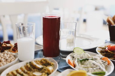 Özel Alkollü İçkili Rakılı Türk ve Yunan Geleneksel Yemek Masası. Uzo ve Türk Rakısı, Türkiye, Yunanistan, Kıbrıs ve Lübnan'da yaygın olarak tüketilen kuru anason aromalı bir aperatiftir.