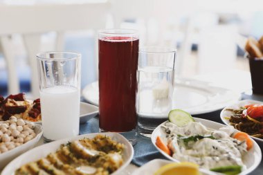 Özel Alkollü İçkili Rakılı Türk ve Yunan Geleneksel Yemek Masası. Uzo ve Türk Rakısı, Türkiye, Yunanistan, Kıbrıs ve Lübnan'da yaygın olarak tüketilen kuru anason aromalı bir aperatiftir.