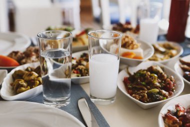Özel Alkollü İçkili Rakılı Türk ve Yunan Geleneksel Yemek Masası. Uzo ve Türk Rakısı, Türkiye, Yunanistan, Kıbrıs ve Lübnan'da yaygın olarak tüketilen kuru anason aromalı bir aperatiftir.