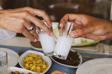 Özel Alkollü İçkili Rakılı Türk ve Yunan Geleneksel Yemek Masası. Uzo ve Türk Rakısı, Türkiye, Yunanistan, Kıbrıs ve Lübnan'da yaygın olarak tüketilen kuru anason aromalı bir aperatiftir.