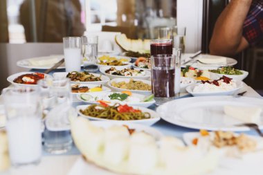 Özel Alkollü İçkili Rakılı Türk ve Yunan Geleneksel Yemek Masası. Uzo ve Türk Rakısı, Türkiye, Yunanistan, Kıbrıs ve Lübnan'da yaygın olarak tüketilen kuru anason aromalı bir aperatiftir.