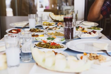 Özel Alkollü İçkili Rakılı Türk ve Yunan Geleneksel Yemek Masası. Uzo ve Türk Rakısı, Türkiye, Yunanistan, Kıbrıs ve Lübnan'da yaygın olarak tüketilen kuru anason aromalı bir aperatiftir.