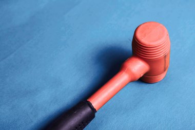 kırmızı ve siyah plastik çekiç