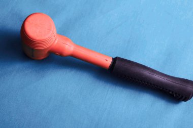 kırmızı ve siyah plastik çekiç