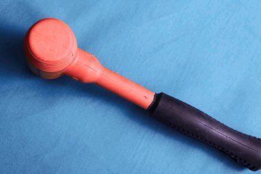 kırmızı ve siyah plastik çekiç