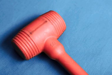 kırmızı ve siyah plastik çekiç