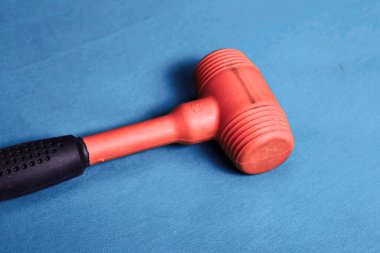 kırmızı ve siyah plastik çekiç