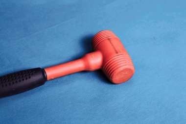 kırmızı ve siyah plastik çekiç