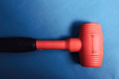 kırmızı ve siyah plastik çekiç