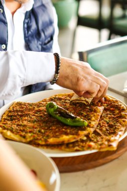 Geleneksel Türkçe fırında pide. Türk pizzası, Orta Doğu aperatifleri. Türk mutfağı. Et ile doldurulmuş çam