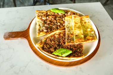 Geleneksel Türkçe fırında pide. Türk pizzası, Orta Doğu aperatifleri. Türk mutfağı. Et ile doldurulmuş çam