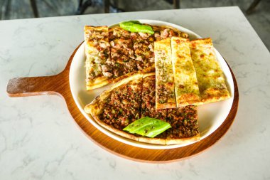 Geleneksel Türkçe fırında pide. Türk pizzası, Orta Doğu aperatifleri. Türk mutfağı. Et ile doldurulmuş çam