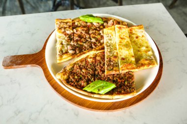 Geleneksel Türkçe fırında pide. Türk pizzası, Orta Doğu aperatifleri. Türk mutfağı. Et ile doldurulmuş çam