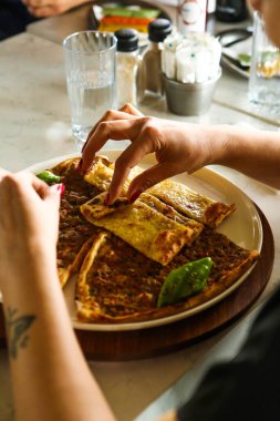 Geleneksel Türkçe fırında pide. Türk pizzası, Orta Doğu aperatifleri. Türk mutfağı. Et ile doldurulmuş çam