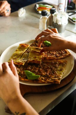 Geleneksel Türkçe fırında pide. Türk pizzası, Orta Doğu aperatifleri. Türk mutfağı. Et ile doldurulmuş çam