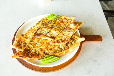 Geleneksel Türkçe fırında pide. Türk pizzası, Orta Doğu aperatifleri. Türk mutfağı. Et ile doldurulmuş çam