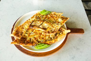 Geleneksel Türkçe fırında pide. Türk pizzası, Orta Doğu aperatifleri. Türk mutfağı. Et ile doldurulmuş çam