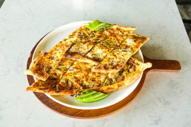 Geleneksel Türkçe fırında pide. Türk pizzası, Orta Doğu aperatifleri. Türk mutfağı. Et ile doldurulmuş çam