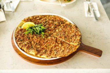 Geleneksel Türkçe fırında pide. Türk pizzası, Orta Doğu aperatifleri. Türk mutfağı. Et ile doldurulmuş çam