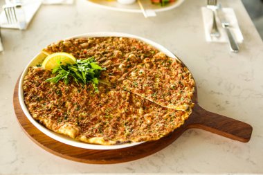 Geleneksel Türkçe fırında pide. Türk pizzası, Orta Doğu aperatifleri. Türk mutfağı. Et ile doldurulmuş çam