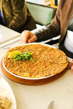 Geleneksel Türkçe fırında pide. Türk pizzası, Orta Doğu aperatifleri. Türk mutfağı. Et ile doldurulmuş çam