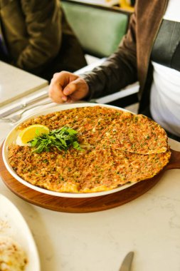 Geleneksel Türkçe fırında pide. Türk pizzası, Orta Doğu aperatifleri. Türk mutfağı. Et ile doldurulmuş çam