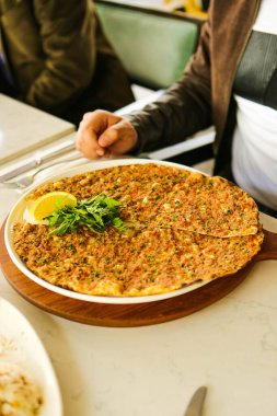 Geleneksel Türkçe fırında pide. Türk pizzası, Orta Doğu aperatifleri. Türk mutfağı. Et ile doldurulmuş çam