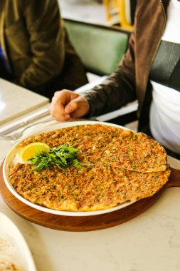 Geleneksel Türkçe fırında pide. Türk pizzası, Orta Doğu aperatifleri. Türk mutfağı. Et ile doldurulmuş çam