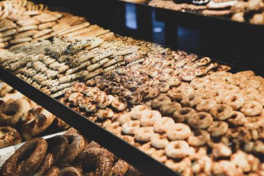 Bir grup çeşit kurabiye. Çikolata parçacıklı, yulaflı, kuru üzümlü, beyaz çikolatalı.