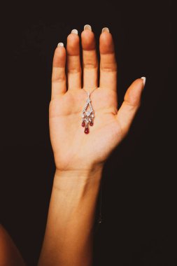 Elmas Mücevherler ve Moda Mücevherleri