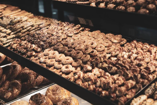 Bir grup çeşit kurabiye. Çikolata parçacıklı, yulaflı, kuru üzümlü, beyaz çikolatalı.