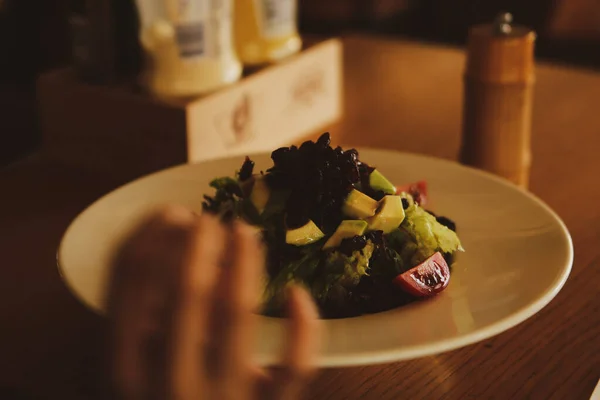 Retrato Atractiva Mujer Caucásica Sonriente Comiendo Ensalada Centran Mano Tenedor —  Fotos de Stock