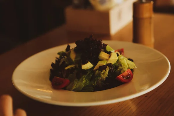 Retrato Atractiva Mujer Caucásica Sonriente Comiendo Ensalada Centran Mano Tenedor — Foto de Stock