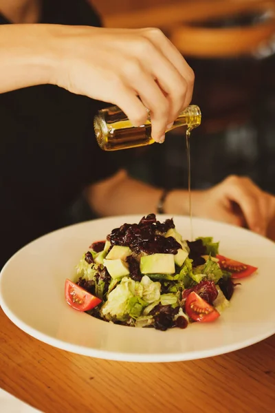 Portret Van Aantrekkelijke Kaukasische Lachende Vrouw Eten Salade Focus Aan — Stockfoto