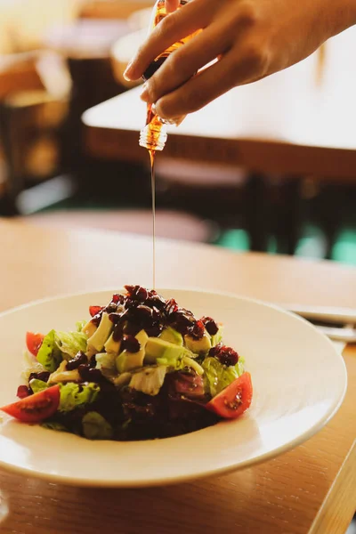 Portret Van Aantrekkelijke Kaukasische Lachende Vrouw Eten Salade Focus Aan — Stockfoto