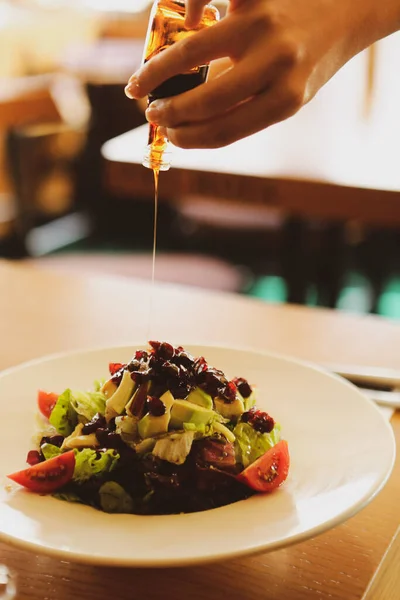 Portret Van Aantrekkelijke Kaukasische Lachende Vrouw Eten Salade Focus Aan — Stockfoto