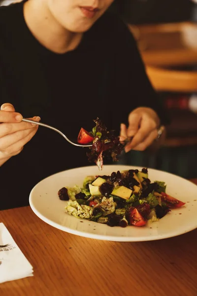 Retrato Atractiva Mujer Caucásica Sonriente Comiendo Ensalada Centran Mano Tenedor —  Fotos de Stock