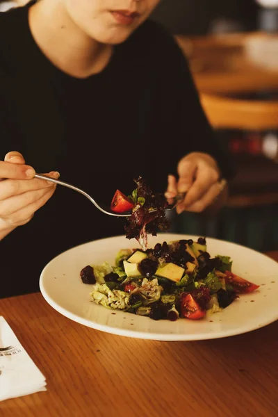 Retrato Atractiva Mujer Caucásica Sonriente Comiendo Ensalada Centran Mano Tenedor —  Fotos de Stock