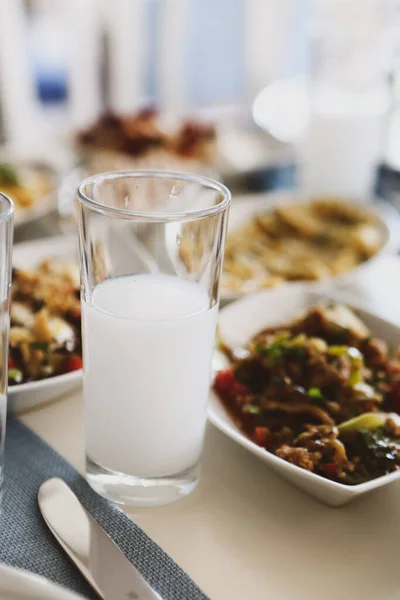 Mesa Jantar Tradicional Turca Grega Com Bebida Alcoólica Especial Raki — Fotografia de Stock