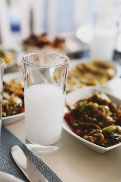 Mesa Jantar Tradicional Turca Grega Com Bebida Alcoólica Especial Raki — Fotografia de Stock