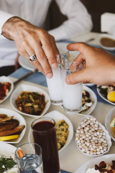 Mesa Jantar Tradicional Turca Grega Com Bebida Alcoólica Especial Raki — Fotografia de Stock