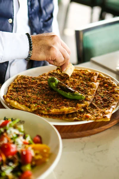 トルコの伝統的な焼き皿のパイド トルコのピザのピード 中東の前菜 トルコ料理 肉詰め物でパイド — ストック写真