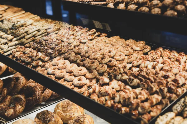 Bir grup çeşit kurabiye. Çikolata parçacıklı, yulaflı, kuru üzümlü, beyaz çikolatalı.