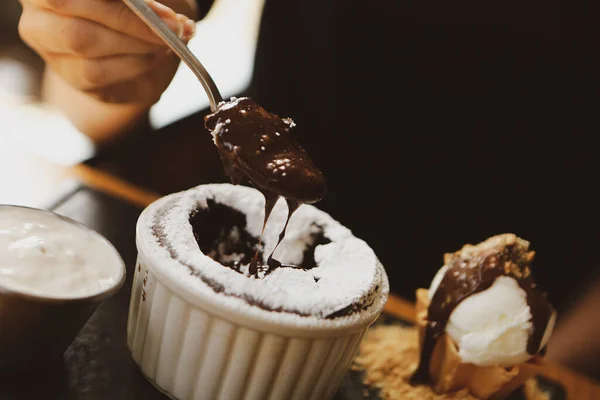 Choklad Souffle Med Glass — Stockfoto