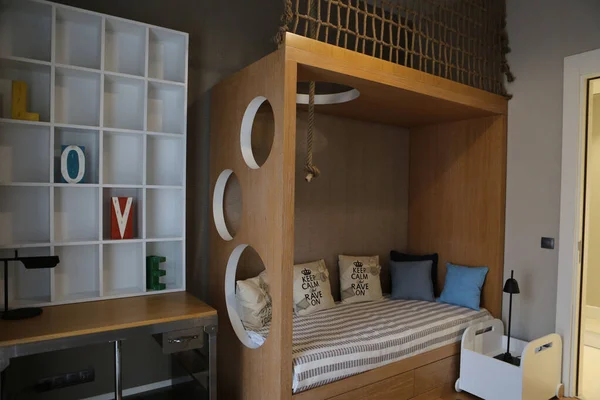 Modern çocuk odasının içi.