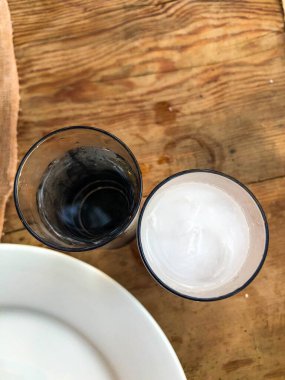 Özel Alkollü İçkili Rakılı Türk ve Yunan Geleneksel Yemek Masası. Uzo ve Türk Rakısı, Türkiye, Yunanistan, Kıbrıs ve Lübnan'da yaygın olarak tüketilen kuru anason aromalı bir aperatiftir.